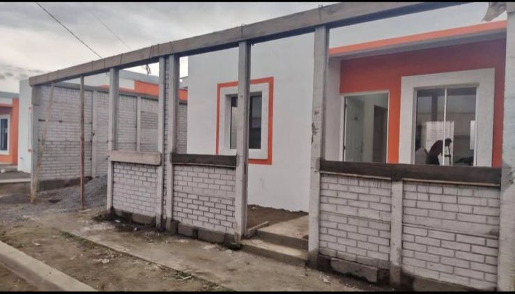 Conjunto residencial de casas prefabricadas con muros perimetrales