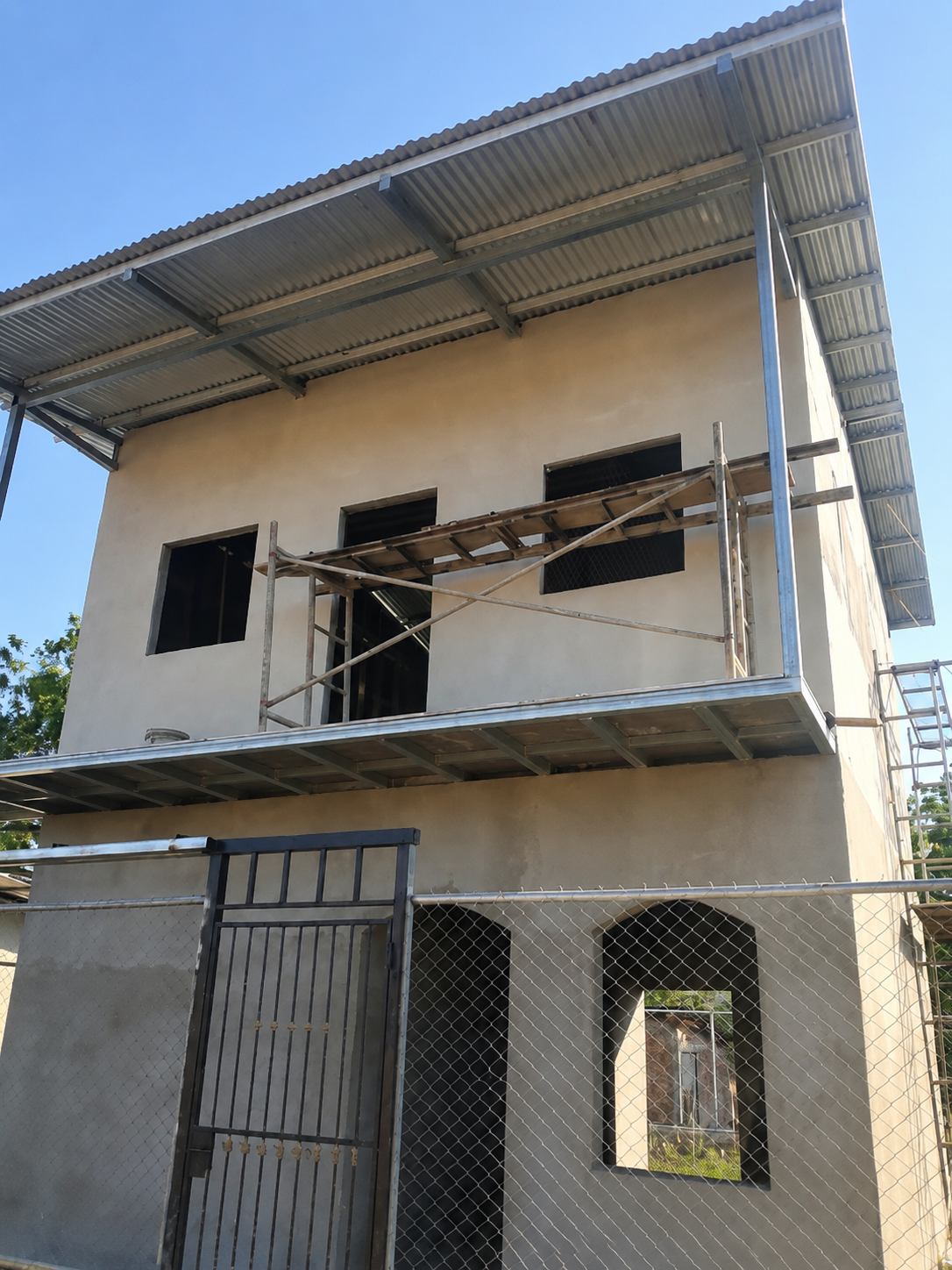 Edificio de dos niveles con sistema de entrepiso estructural construido por Durock HRO