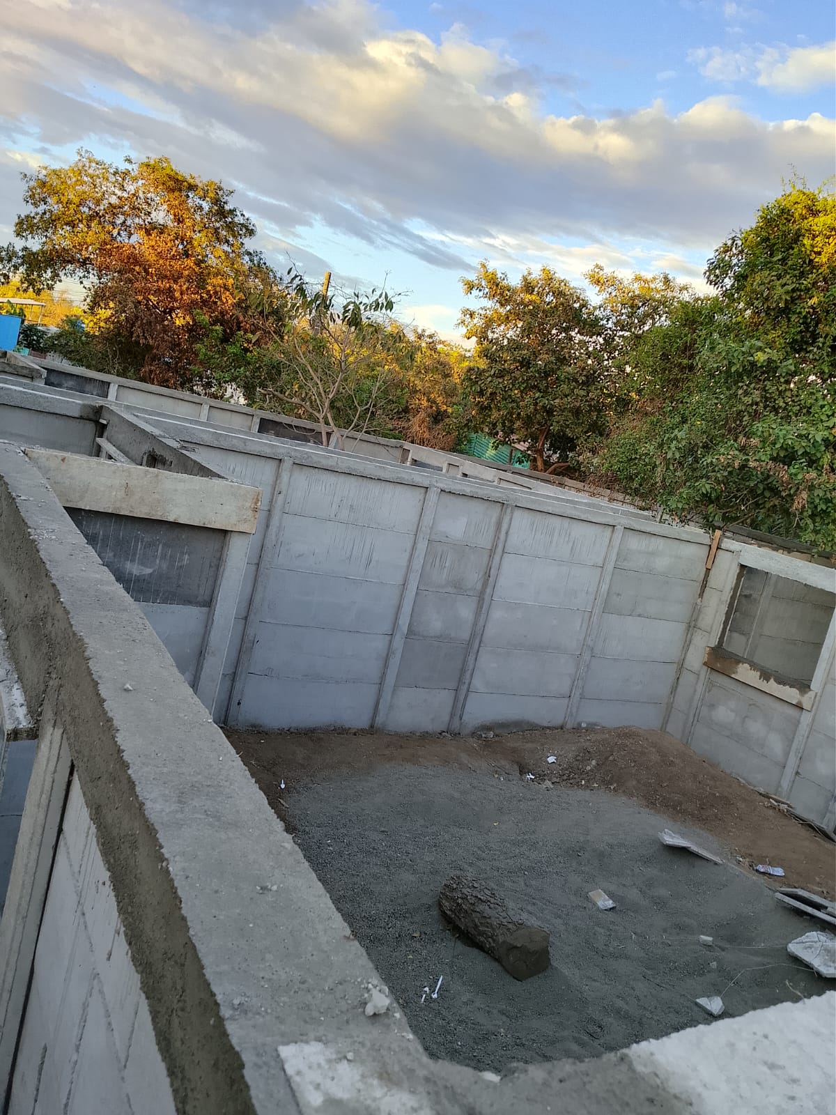 Muro perimetral en proceso de construcción con paneles prefabricados