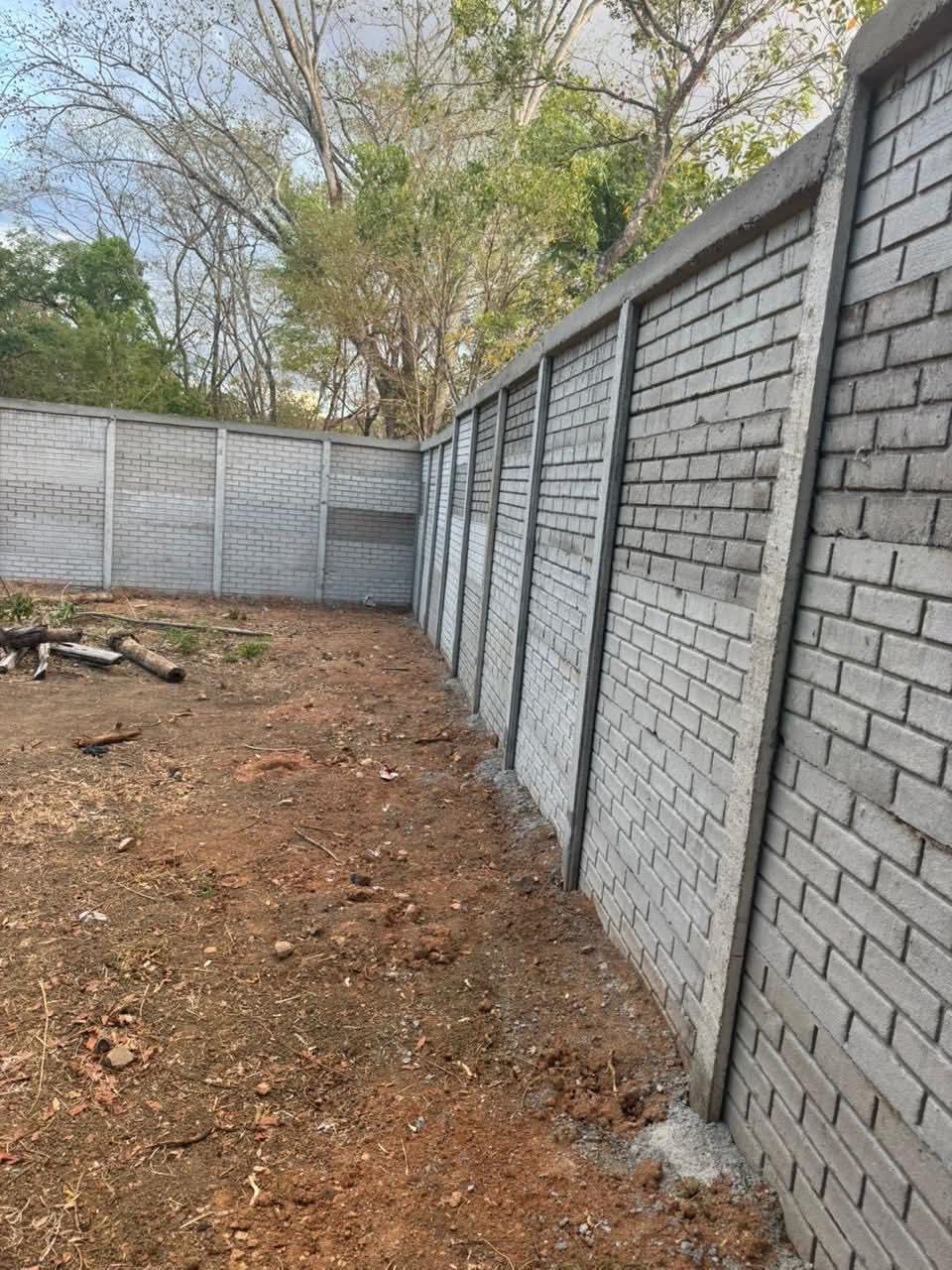 Muro perimetral largo para finca con paneles de bloque Durock