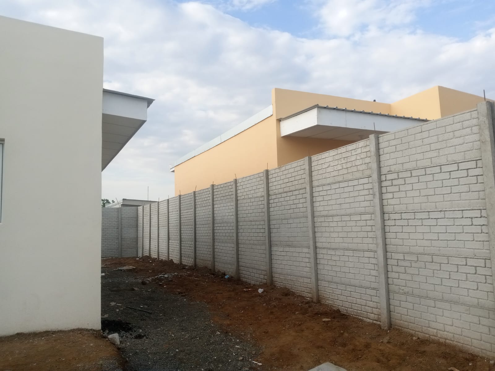 Muro perimetral prefabricado instalado por Durock HRO